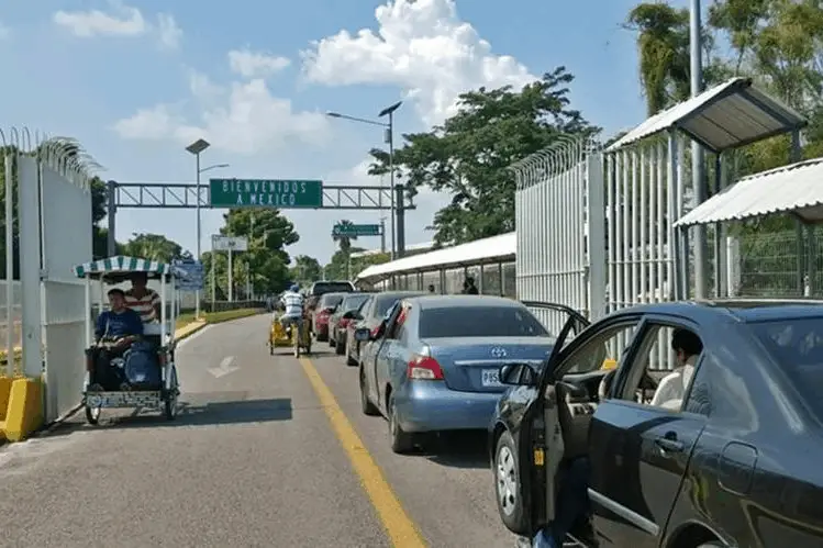 Autos esperan para cruzar a Guatemala
