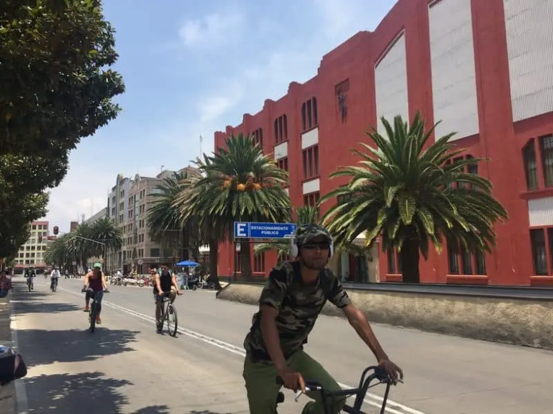 La calle frente al Frontón México es de las preferidas de ciclistas