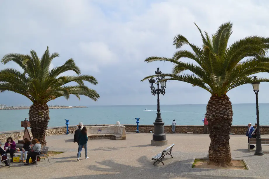 Una de las plazas más bellas de Sitges es La Torreta