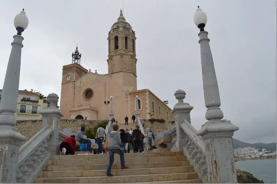 Un edificio emblemático de Sitges es su iglesia sobre la playa