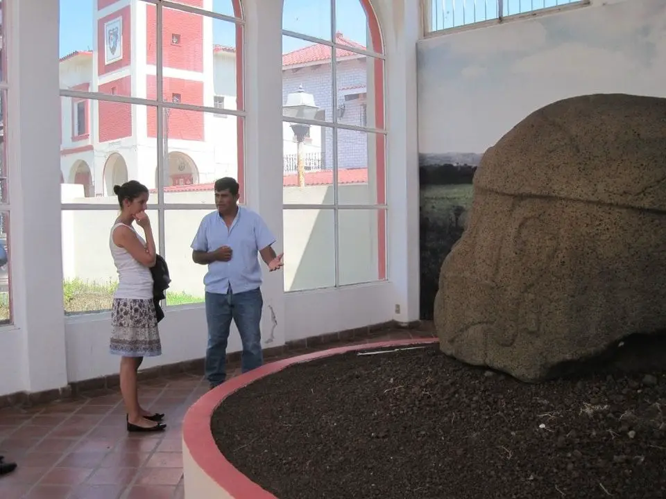 Pareja conociendo el Museo Tuxteco, el último recuperado en la restauración en Veracruz