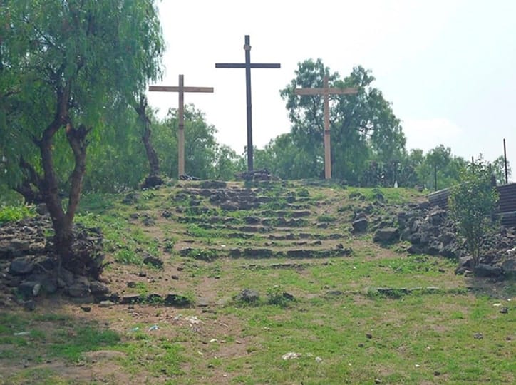 Cruces sobre basamento arqueológico en Milpa Alta
