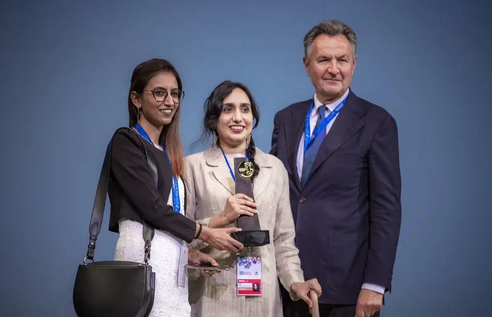 Aditi Balbir recoge el premio de la OMT para V Resorts de India