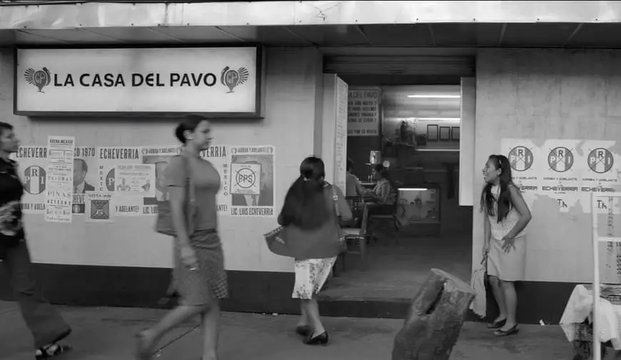 Yalitza Aparicio interpretando a Cleo entra a la Casa del Pavo en la calle de Motolinía
