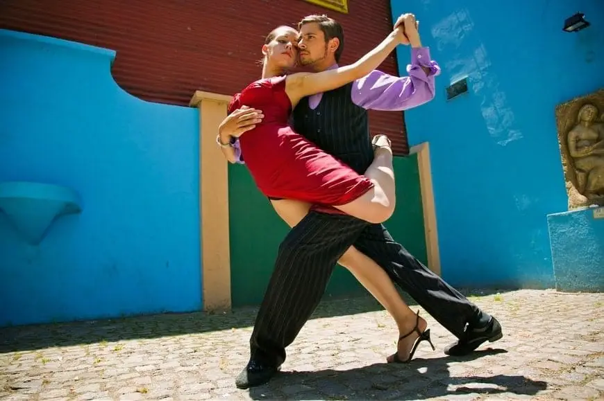 Pareja bailando un Tango en Buenos Aires