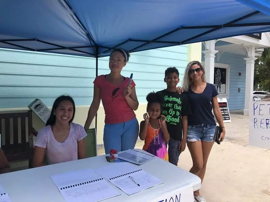 Voluntarios buscan firmas para referendo en George Town, Islas Caimán