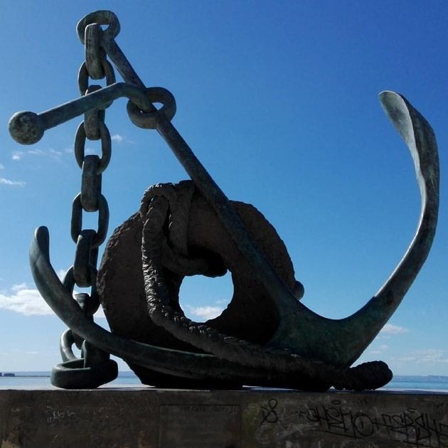 el ancla de las esculturas del malecón de La Paz