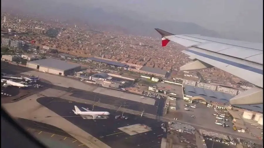 Avión aterrizando en el aeropuerto Jorge Chávez de Lima, Perú