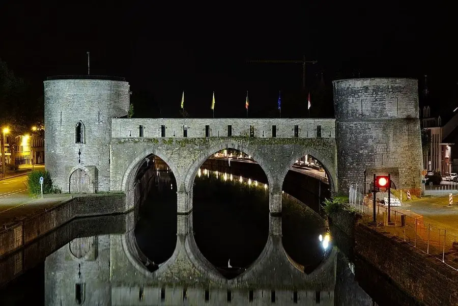 puente de los agujeros de Tournai de noche