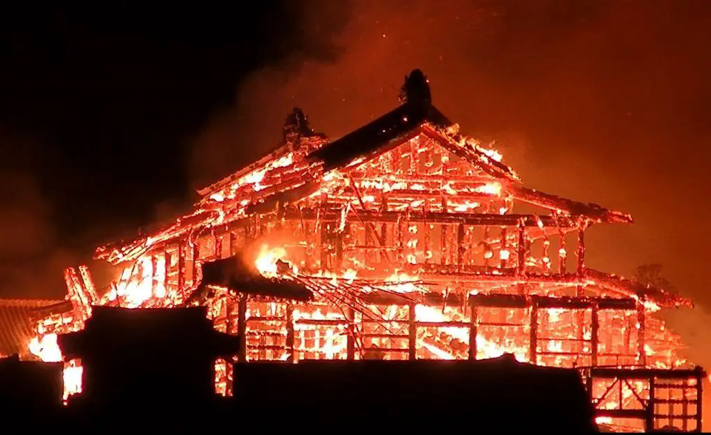 Las llamas del incendio del castillo Shuri destruyen el histórico templo