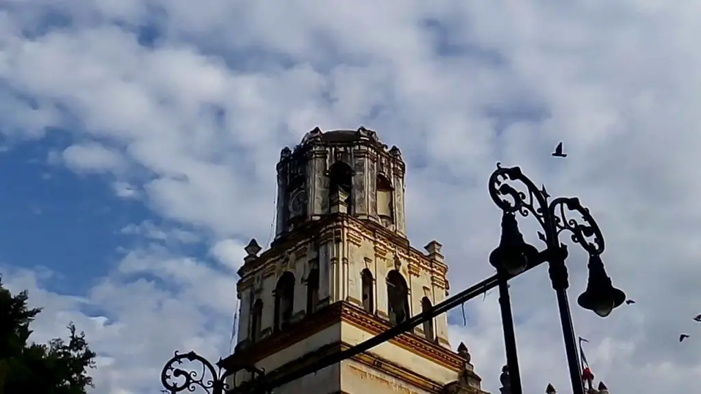 Torre con desplomes en San Juan Bautista Coyoacán