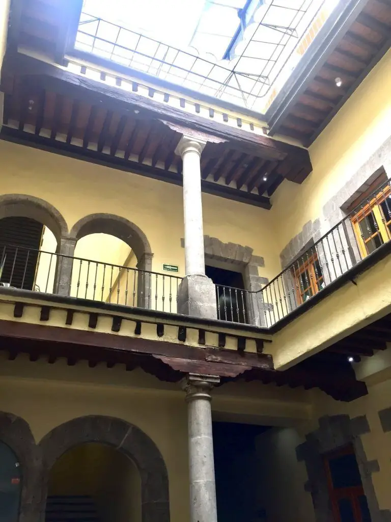 Interior del edificio de la autoridad del centro histórico