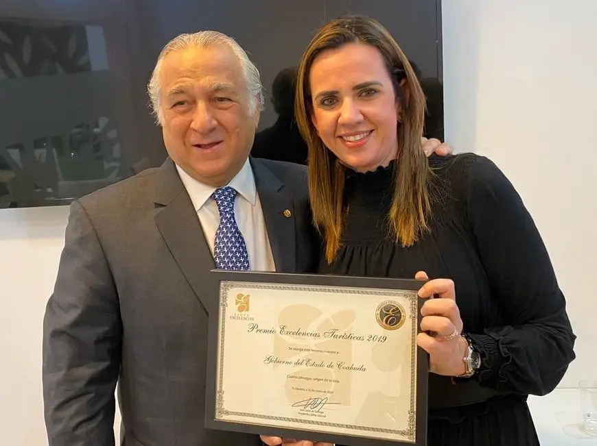Miguel Ángel Torruco y María Guadalupe Oyervides reciben premio Excelencias Turísticas 2019