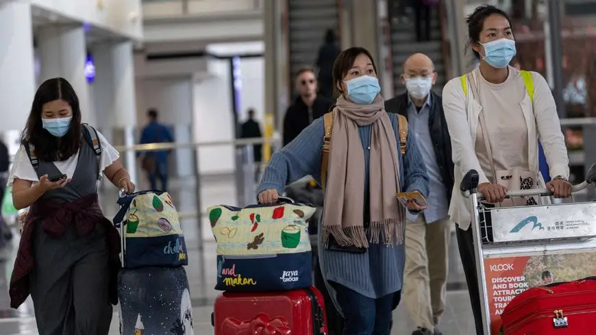 pasajeros chinos con mascarillas para evitar coronavirus