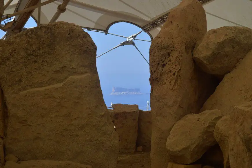 Isla de Filfla vista desde los templos megalíticos de Hagar Quim en Malta