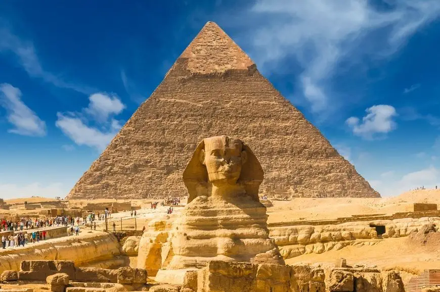 La pirámide de Egipto con la esfinge al frente