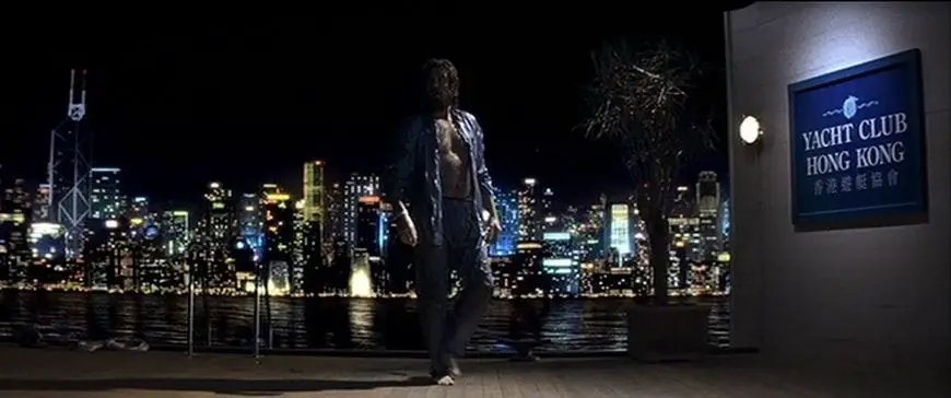 Pierce Brosnan como 007 en Hong Kong