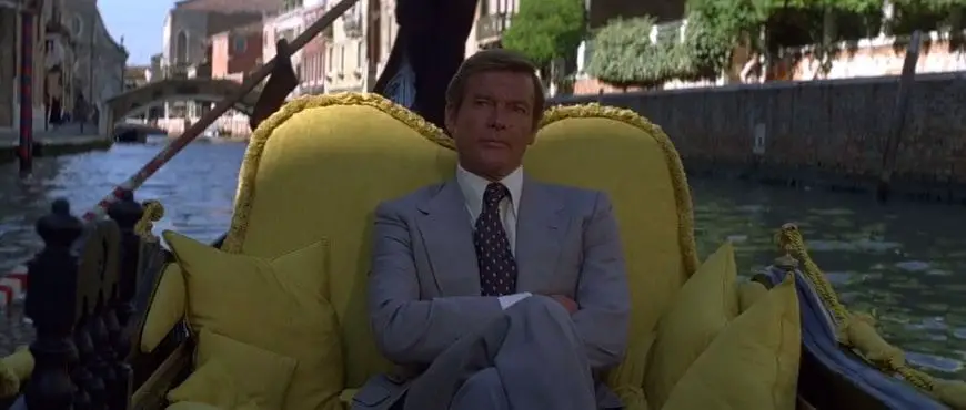 Roger Moore en una góndola interpretando a 007