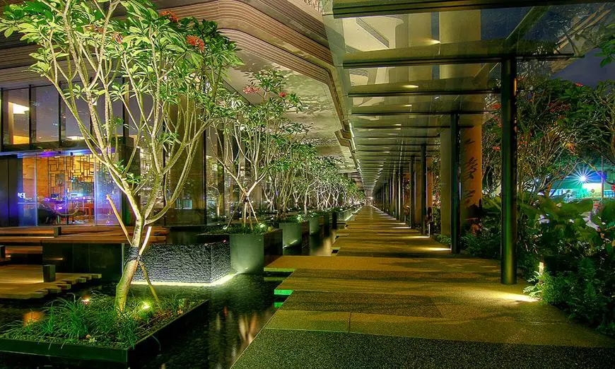 Interior del hotel Parkroyal de Singapur hotel ecológico